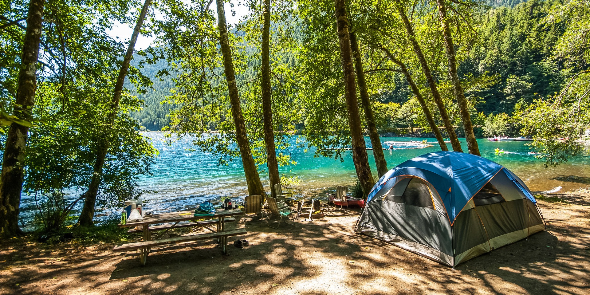 Лагерь на берегу озера